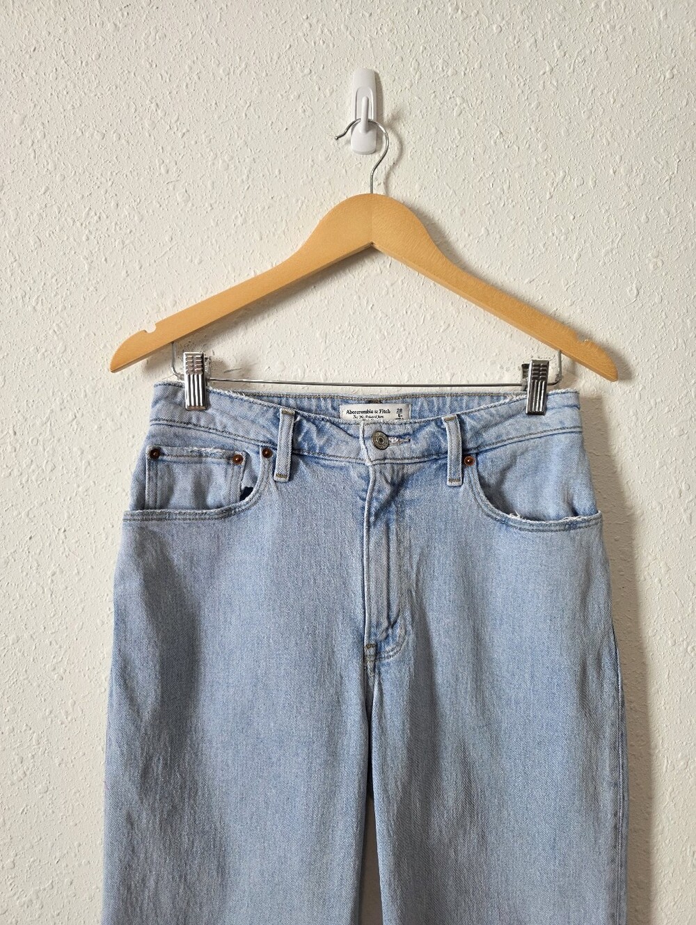 Abercrombie Light Wash 90s Relaxed High Rise Jeans 28/6 - Picture 3 of 7